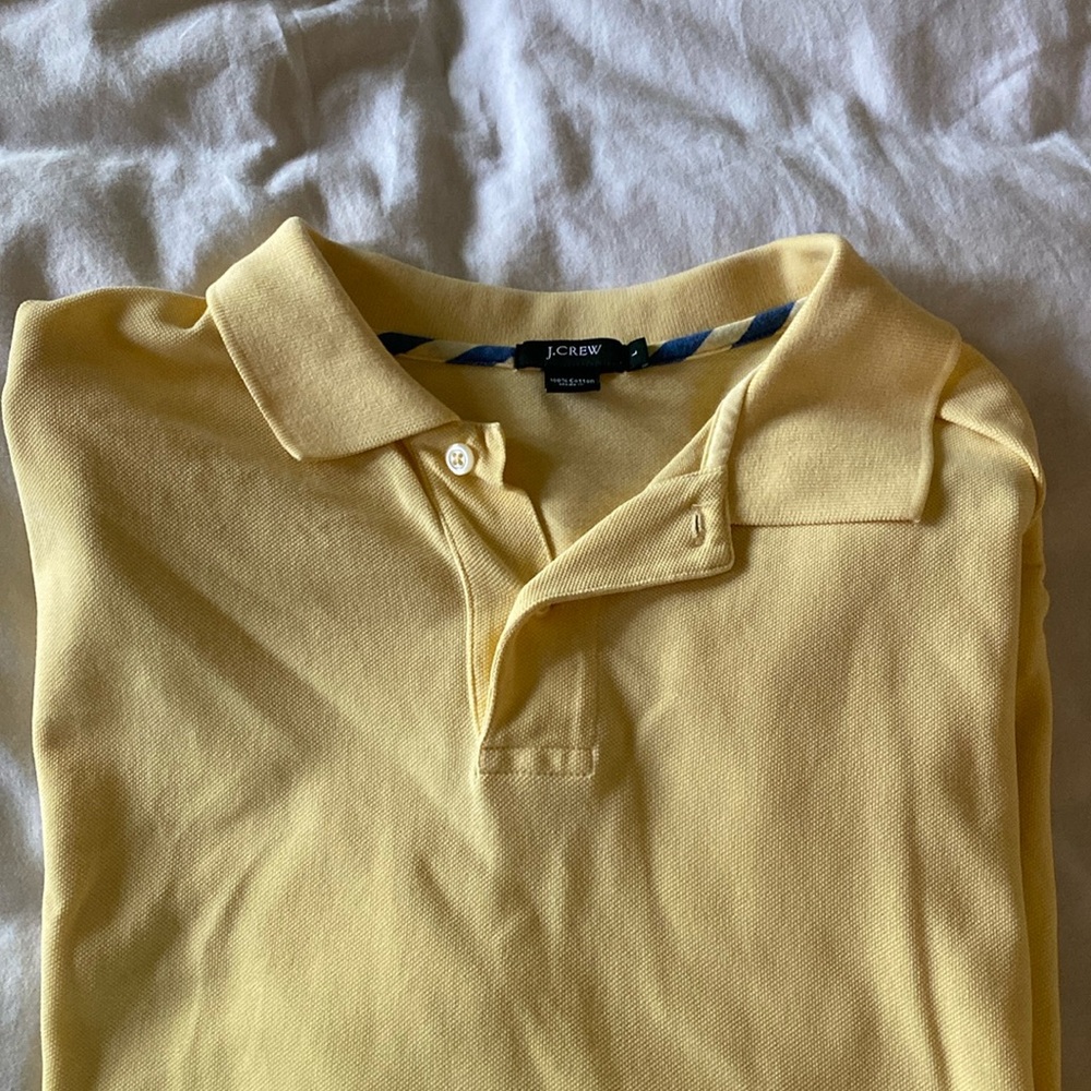 Men’s yellow polo
